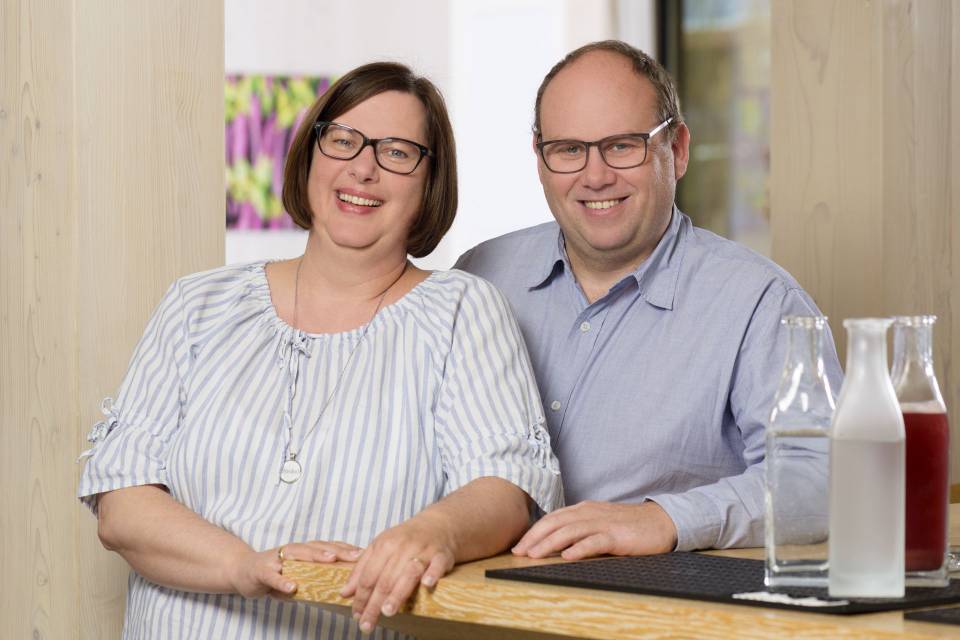 Gastgeber Andrea & Olaf lächeln in die Kamera