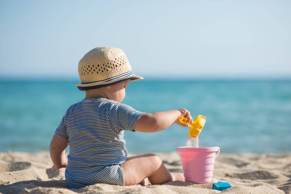 Kleinkind spielt im Sand